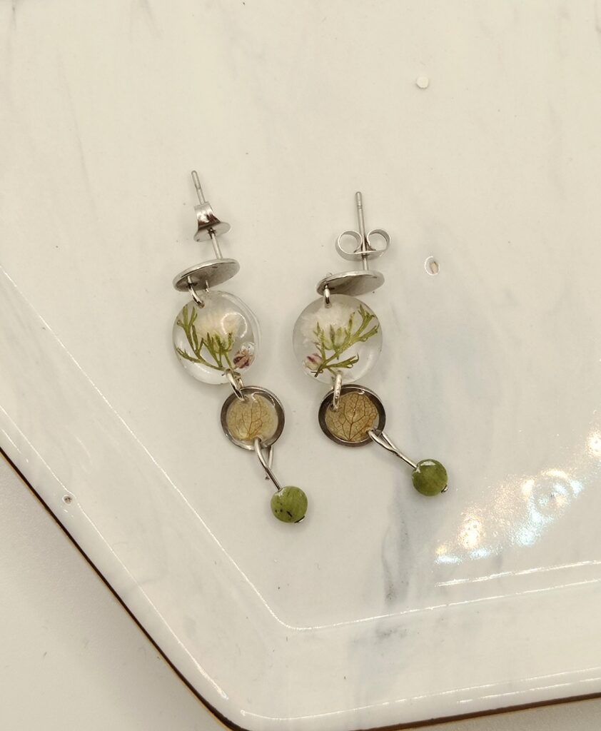 kolczyki z kwiatami w żywicy wiszące długie srebrne z gipsówką i hortensją oraz zielonym kamieniem