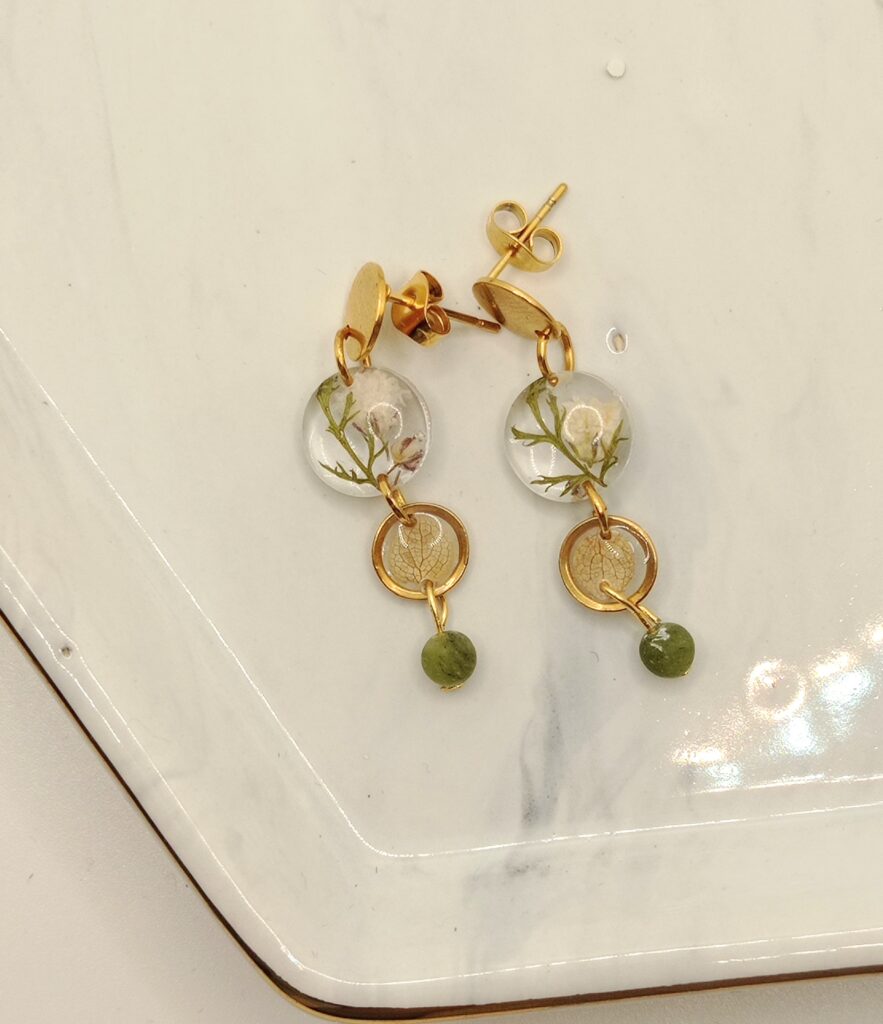 kolczyki z kwiatami w żywicy wiszące długie z gipsówką i hortensją oraz zielonym kamieniem