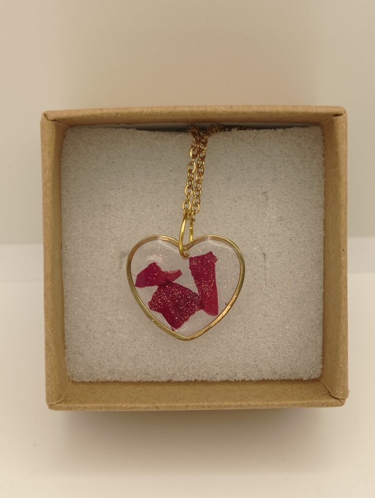 naszyjnik złoty serce z czerwonymi płatkami róż i brokatem