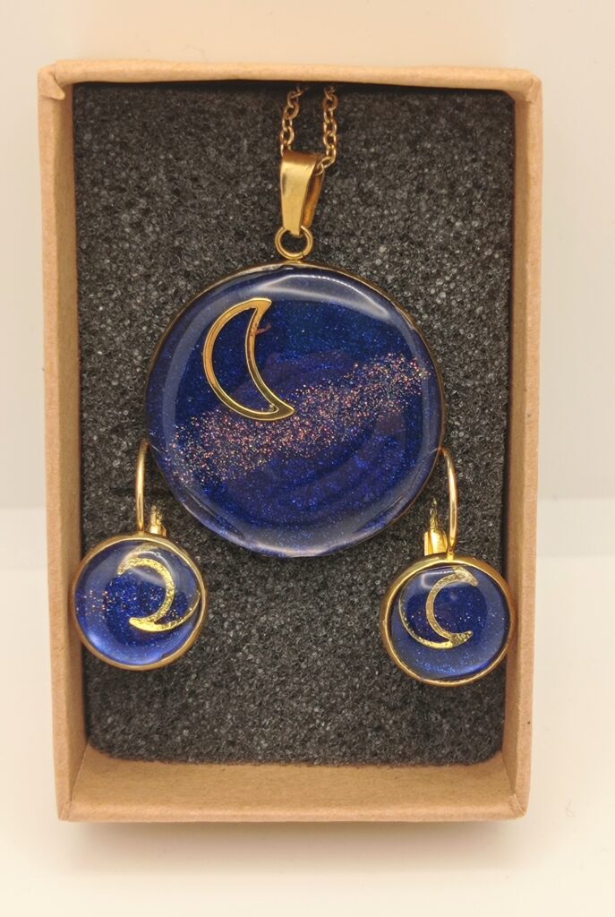 komplet naszyjnik i kolczyki okrągłe złote z księżycem na granatowym tle i brokatem