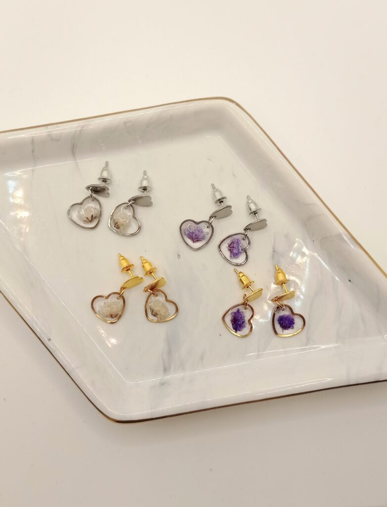 kolczyki srebrne serca z gipsówka na tacce