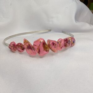 opaska metalowa srebrna z różowymi kryształkami i płatkami kwiatów