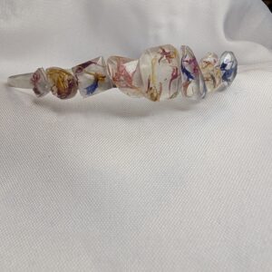 opaska metalowa srebrna z białymi kryształkami i płatkami kwiatów