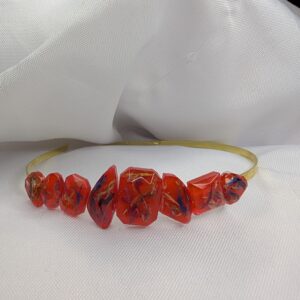 opaska metalowa złota z czerwonymi kryształkami i płatkami kwiatów