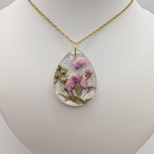 naszyjnik kryształ w formie łezki z różowymi kwiatami i zielenią