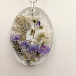 naszyjnik kryształ owal z fioletową gipsówką i zelenią