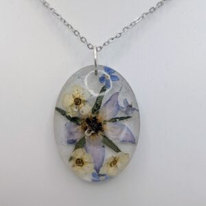 owalny naszyjnik kryształ z niebieskim kwiatem i tawułą