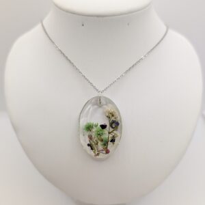 naszyjnik kryształ owalny z zieloną gipsówka i kwiatami