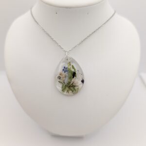 naszyjnik kropla kryształ z kwiatami i zielenią
