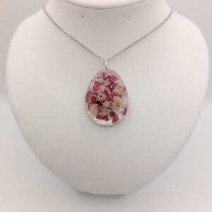 kropla kryształ z białą gipsówką, płatkami róż i błyszczącymi płatkami