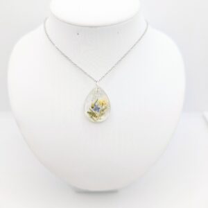 łezka kryształ z żółtą gipsówką, niezapominajką i zielenią