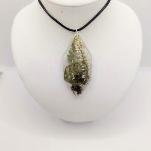 naszyjnik podłużny kryształ z mchem wrzosem i paprocią