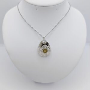 sopel kryształ ze stokrotką i zielenią