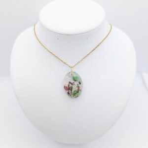 owalny kryształowy naszyjnik z zieloną gipsówką i kolorowymi kwiatami