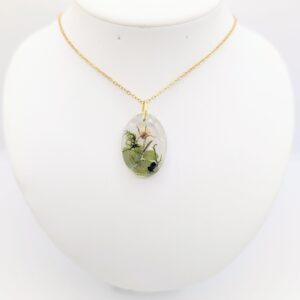 mały naszyjnik kryształ owalny z leśną kompozycją