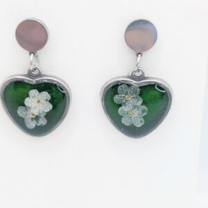 srebrne kolczyki sztyfty wiszące serca z białymi niezapominajkami na zielonym tle