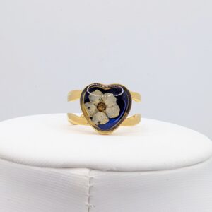 duży pierścionek złoty serce z białą tawułą na granatowym tle