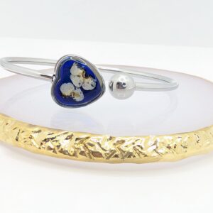 srebrna bransoletka sztywna z sercem z białą tawułą na granatowym tle