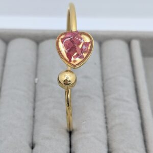 złota bransoletka sztywna z sercem z płatkami róż na złotym tle