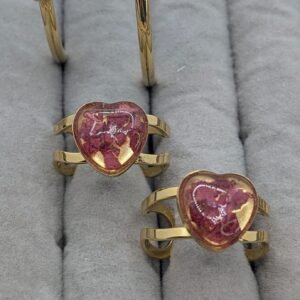 złota bransoletka sztywna z sercem z płatkami róż na złotym tle z pierścionkiem do kompletu