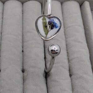 Bransoletka srebrne serce z niezapominajką na jasnym tle