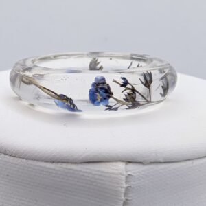 okrągły pierścionek/obrączka z żywicy z zatopioną na około niezapominajką