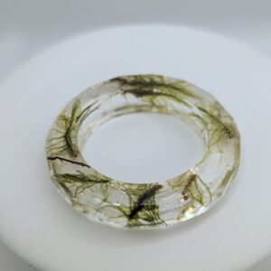 okrągły pierścionki/obrączki z żywicy z zatopionym na około mchem