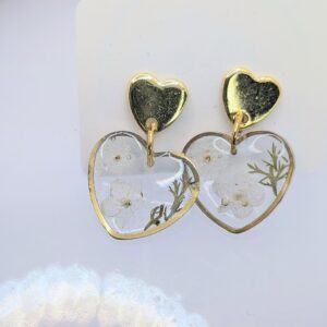 kolczyki serca złote wiszące z białymi niezapominajkami