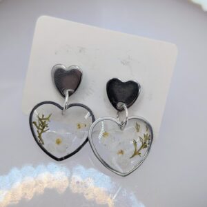 kolczyki serca srebrne wiszące z białymi niezapominajkami