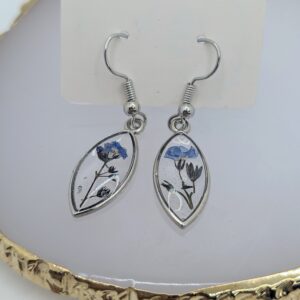 kolczyki wiszące małe łezki z niebieskimi niezapominajkami