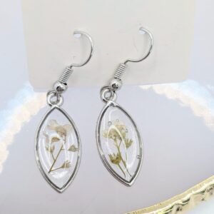 kolczyki wiszące małe łezki z białymi niezapominajkami