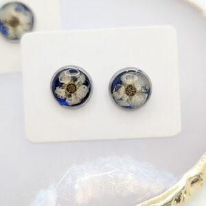 kolczyki sztyfty srebrne z białą tawuła na granatowym tle