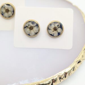 kolczyki sztyfty złote z białą tawuła na granatowym tle