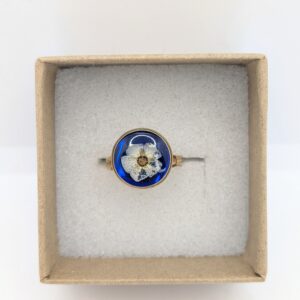 złoty pierścionek z tawułą na granatowym tle