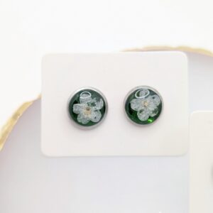 kolczyki sztyfty srebrne z białą niezapominajką na szmaragdowym tle