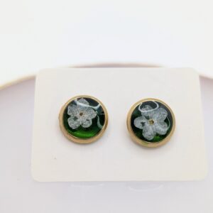 kolczyki sztyfty złote z białą niezapominajką na szmaragdowym tle