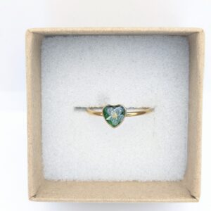 złoty pierścionek mały serce z białą niezapominajką na szmaragdowym tle