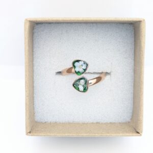 złoty pierścionek z podwójnym oczkiem w kształcie serca z białą niezapominajką na szmaragdowym tle z dwoma oczkami