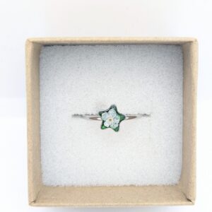 srebrny pierścionek gwiazdka z białą niezapominajką na szmaragdowym tle