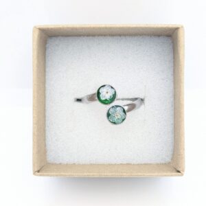srebrny pierścionek z białą niezapominajką na szmaragdowym tle z dwoma oczkami