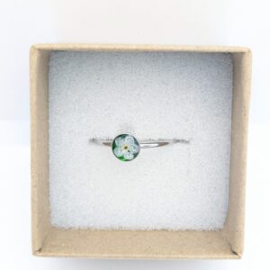 srebrny pierścionek mały okrągły z białą niezapominajką na szmaragdowym tle