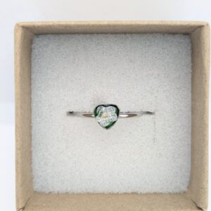 srebrny pierścionek mały serce z białą niezapominajką na szmaragdowym tle