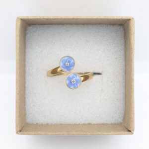 złoty pierścionek z niezapominajką na białym tle z dwoma oczkami