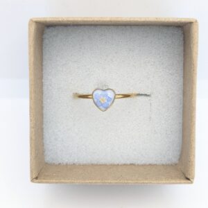 złoty pierścionek mały serce z niezapominajką na białym tle