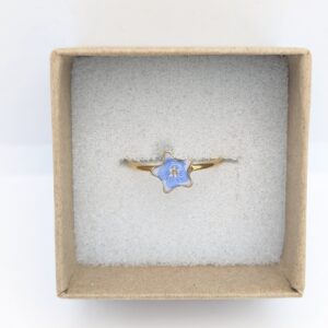 złoty pierścionek gwiazdka z niezapominajką na białym tle