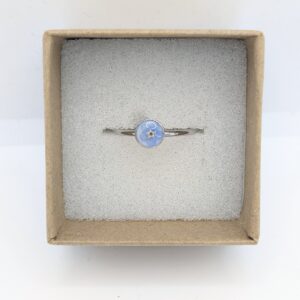 srebrny pierścionek mały okrągły z niezapominajką na białym tle