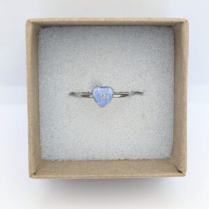 srebrny pierścionek mały serce z niezapominajką na białym tle