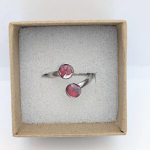 srebrny pierścionek z płatkami róży na srebrnym tle z dwoma oczkami