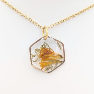 naszyjnik złoty heksagon z płatkami aksamitki i zielenią