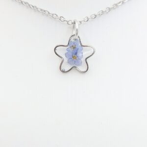 mała srebrna zawieszka kwiatek z dwiema niezapominajkami na białym tle